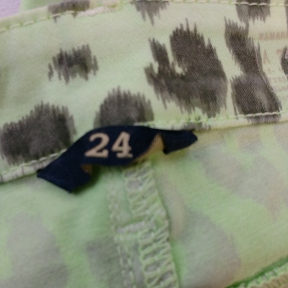 Fragile Blue Jeans Lime Cheetah Print Faded/Distressed Shorts Size 24 - Picture 5 of 15